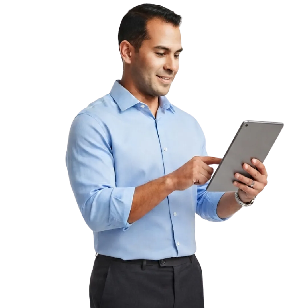 Empresario usando Redel ERP desde una tablet